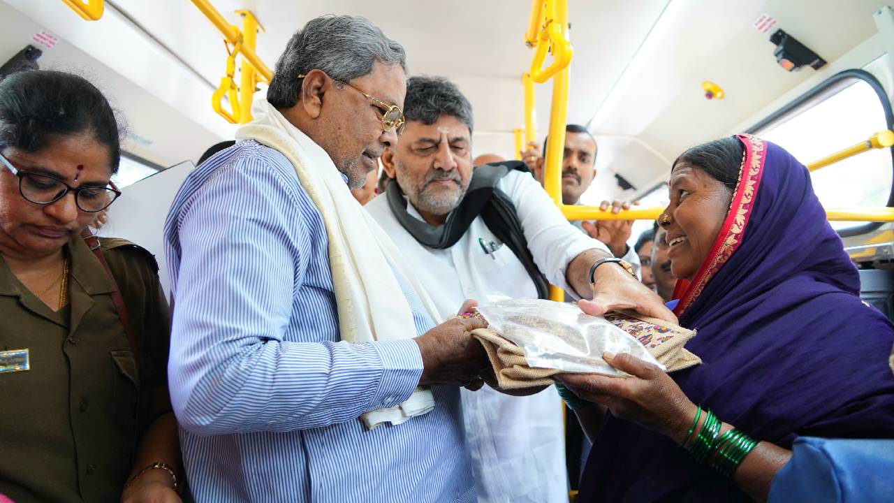 500 ಕೋಟಿ ಮಹಿಳೆಯರಿಂದ ಉಚಿತ ಬಸ್ ಪ್ರಯಾಣ: 
500ನೇ ಕೋಟಿಯ ಟಿಕೆಟ್ ನೀಡಿದ ಸಿದ್ದರಾಮಯ್ಯ