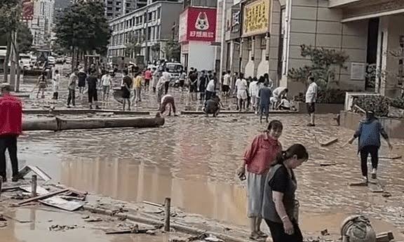 ಪ್ರವಾಹದಿಂದ ರಸ್ತೆಗೆ ಹರಿದು ಬಂತು 12 ಕೋಟಿಯ ಬಂಗಾರ: 
ಚಿನ್ನ ಹೆಕ್ಕುವರನ್ನು ನೋಡೋದೇ ಚೆನ್ನ..!